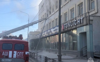 В Якутске загорелся ТЦ "Дом торговли"