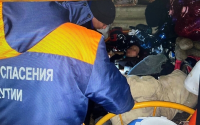 В Якутии спасатели эвакуировали женщину из труднодоступной местности в медучреждение