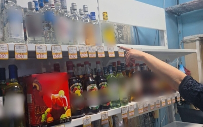 В Якутии пьяный мужчина с ножом ограбил три магазина: Добычей злоумышленника стали 13 бутылок водки