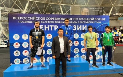 Якутские борцы завоевали три медали турнира в Тыве