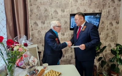 Спикер гордумы Альберт Семенов поздравил ветеранов Великой Отечественной Войны и семьи участников СВО