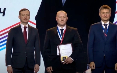 Почётной грамотой группы АЛРОСА награждён Дмитрий Шлыгин – электрогазосварщик Ленского речного порта