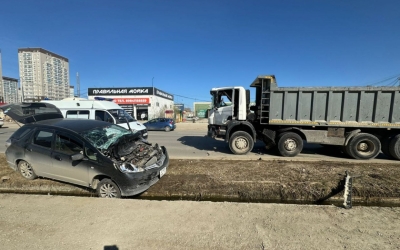 В Якутске столкнулись два грузовика, пострадал водитель иномарки