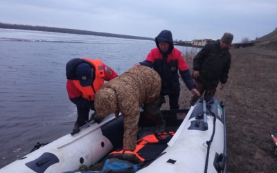 В Якутии одному охотнику стало плохо, еще двое перевернулись на лодке и попали в воду