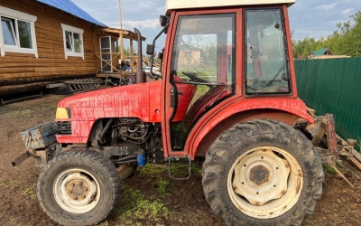 В Якутии ребенок выпал из кабины трактора и попал под колесо