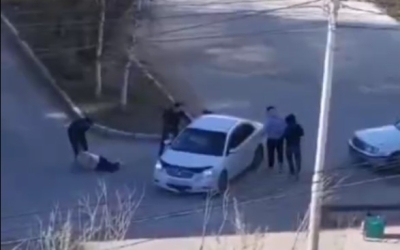 Очевидец: В Якутске жестоко избили девушку возле увеселительного заведения