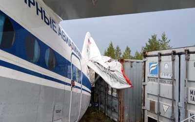 В Якутии ветер сорвал половину крыши здания аэропорта и повредил хвостовую часть самолета