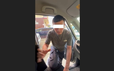 В Якутске рассерженный водитель залез в чужой автомобиль и попытался отобрать телефон у противника