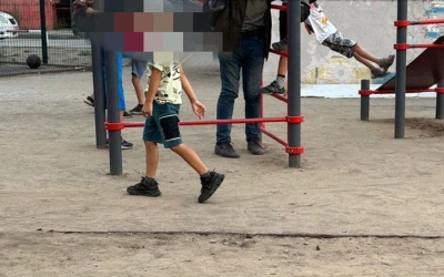В Якутске мужчина ходил по детским площадкам, трогал и фотографировал детей: Полиция устанавливает мотивы