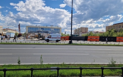 В Якутске на 74-летнюю прохожую упал оградительный забор: Следователи начали проверку