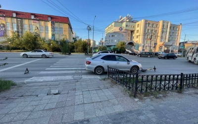 В Якутске 16-летний самокатчик попал под колеса машины