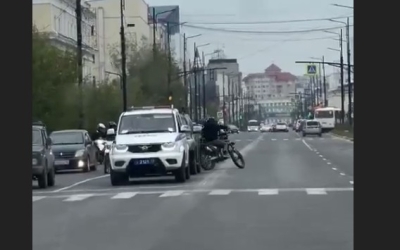 В Якутске мотоциклисты заметили автомобиль ДПС и решили сбежать, нарушая правила ПДД