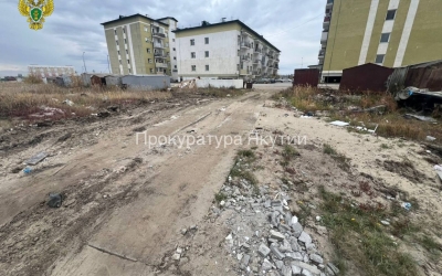 В Якутске две девочки залезли в картонную коробку и попали под колеса погрузчика: Водитель предстанет перед судом