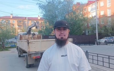 Таксист Drivee 9 дней дежурил у подъезда, чтобы вернуть забытый телефон пассажиру