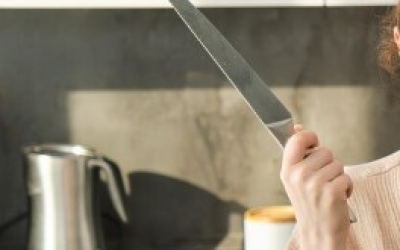 В Якутии гостья, не желая уходить, тяжело ранила хозяина дома