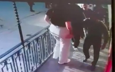 Высокопоставленный полицейский, ударивший многодетную мать, уволен из органов