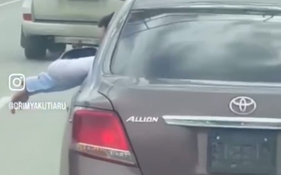 В Якутске свадебный кортеж, виляя из стороны в сторону, мешал другим участникам движения