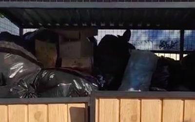 Вопрос ребром: Почему возле площадки Водяновой в центре Якутска уже много дней не убирается мусор?