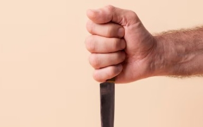 В Якутске мужчина схватил сожительницу приятеля за грудь и поплатился за это