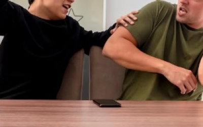 В Якутске хозяин квартиры, пытаясь выпроводить засидевшегося гостя, проломил ему череп