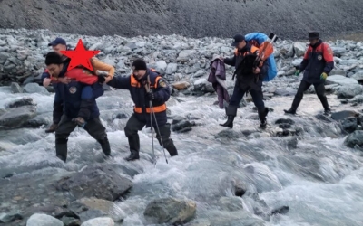 В Якутии на леднике пострадали туристки: Одну эвакуировали, операция по спасению остальных продолжается