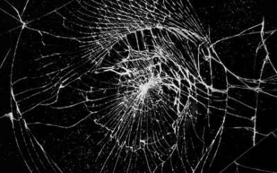 В Якутске клиенты питейного заведения разбили автобусную остановку