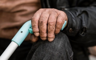 Он лежит на полу без еды, воды и ухода: Кто поможет беспомощному старику-инвалиду?