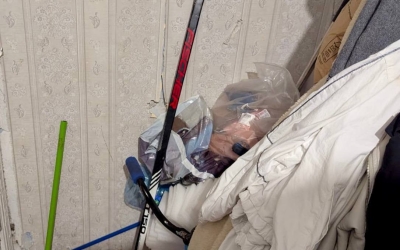 Сломала руку хоккейной клюшкой: Мать систематически избивала своего 13-летнего сына