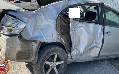 В Якутске автомобиль врезался в столб, а потом в забор: Погиб 21-летний пассажир