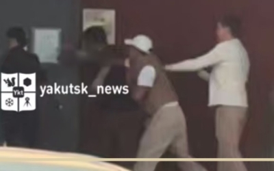 В Якутске у ночного клуба жестоко избили молодых людей