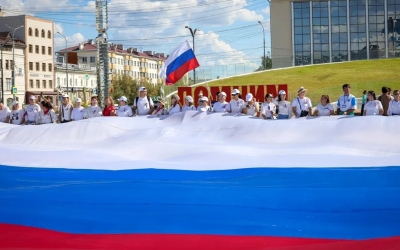 В Якутске развернули самый большой флаг России на Дальнем Востоке