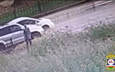 В Якутске 74-летний пешеход, которого окатили водой из лужи проезжающие мимо автомобили, выстрелил в «Тойоту Ланд Крузер»