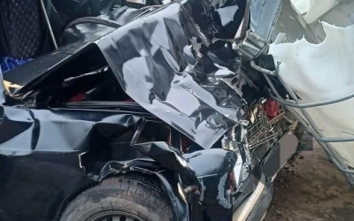 В Якутии с едущего большегруза выпали емкости и стали причиной жесткого ДТП с пострадавшими