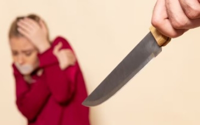 Семь ударов ножом в шею: Житель Якутии пытался убить свою сожительницу