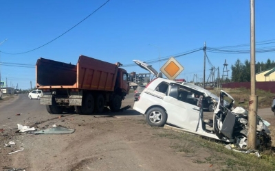 Опубликовано видео жесткого ДТП в Нюрбинском улусе, в котором пострадал водитель