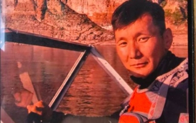 В Якутии третьи сутки продолжаются поиски мужчины, упавшего с лодки