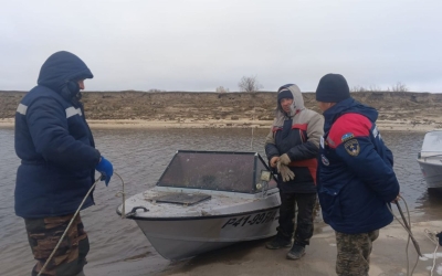 В Якутии спасены рыбаки, попавшие в сильный шторм на сломанной лодке