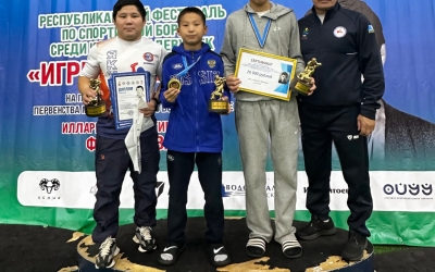 В Якутске проходит юношеский Фестиваль борьбы