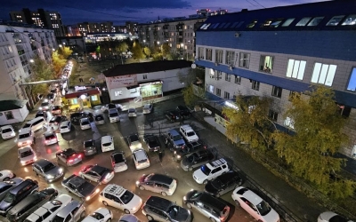 Письмо в редакцию: "В Якутске владельцы административного здания мешают нормальному движению во дворе"