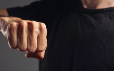 Бил руками, ногами и деревянной палкой: 27-летний мужчина осужден за разбой