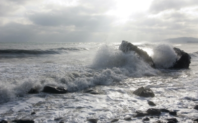 Смертельная опасность грозит двоим рыбакам, попавшим в сильный шторм на сломанной лодке