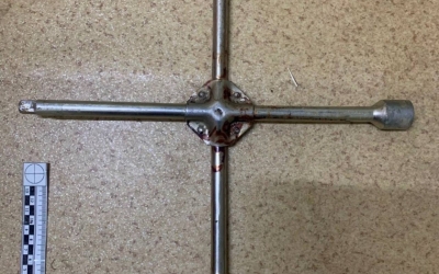 В Якутии мужчина избил знакомого битой, на следующий день с крестовым ключом напал на зятя