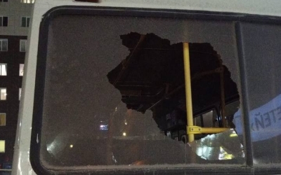 В Якутске неизвестный бросил камень в заднее стекло маршрутного автобуса, в котором находились пассажиры
