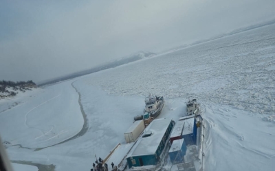 Застрявшие во льдах: 11 человек спасены из ледового плена на реке Лене