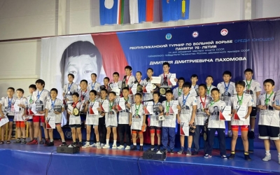 В награду - жеребенка: В Амге прошел турнир юных борцов памяти Дмитрия Пахомова