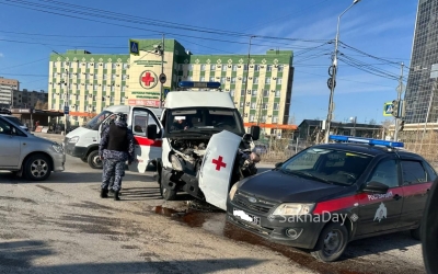 В Якутске произошло столкновение автомобиля скорой помощи и маршрутного автобуса