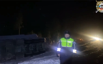 В Якутии при столкновении автомобиля "Мицубиси Аутлендер" с грузовым тягачом погиб человек