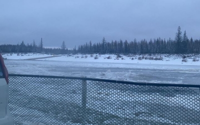 Соцсети: В Якутии посреди реки застрял паром