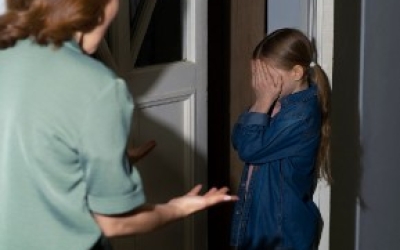 Выпивала и била 7-летнюю девочку: Жительница Якутии выплатит малолетней дочери 50 тысяч рублей компенсации