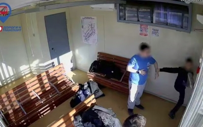 В Якутске полиция установила личности 11-летних школьников, которые старались разгромить теплую остановку